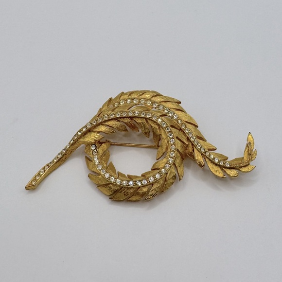 BELLINI Vintage Gold-Tone Crystal Leaf Brooch & Clip-On Earring Set - Picture 6 of 16